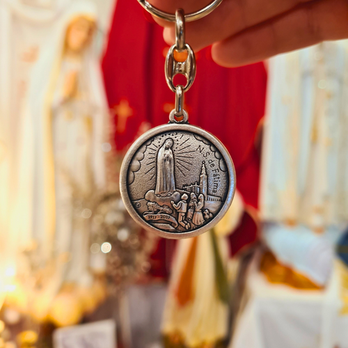 Pope Francis Keychain - Silver keychain with a circular pendant featuring an engraved portrait of Pope Fracis and the Apparitions of Fatima