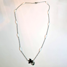 Load image into Gallery viewer, Mother of Pearl Dozen with medal of the Angel and Our Lady of Fatima
